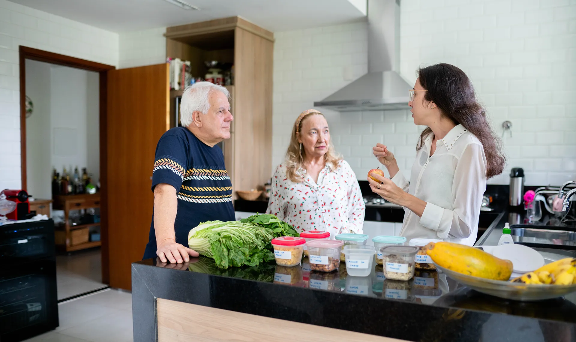 Di&auml;tberatung im Reha-Zentrum Gro&szlig;gmain &ndash; Di&auml;tologin erkl&auml;rt Patient*innen gesunde Ern&auml;hrung in der K&uuml;che
