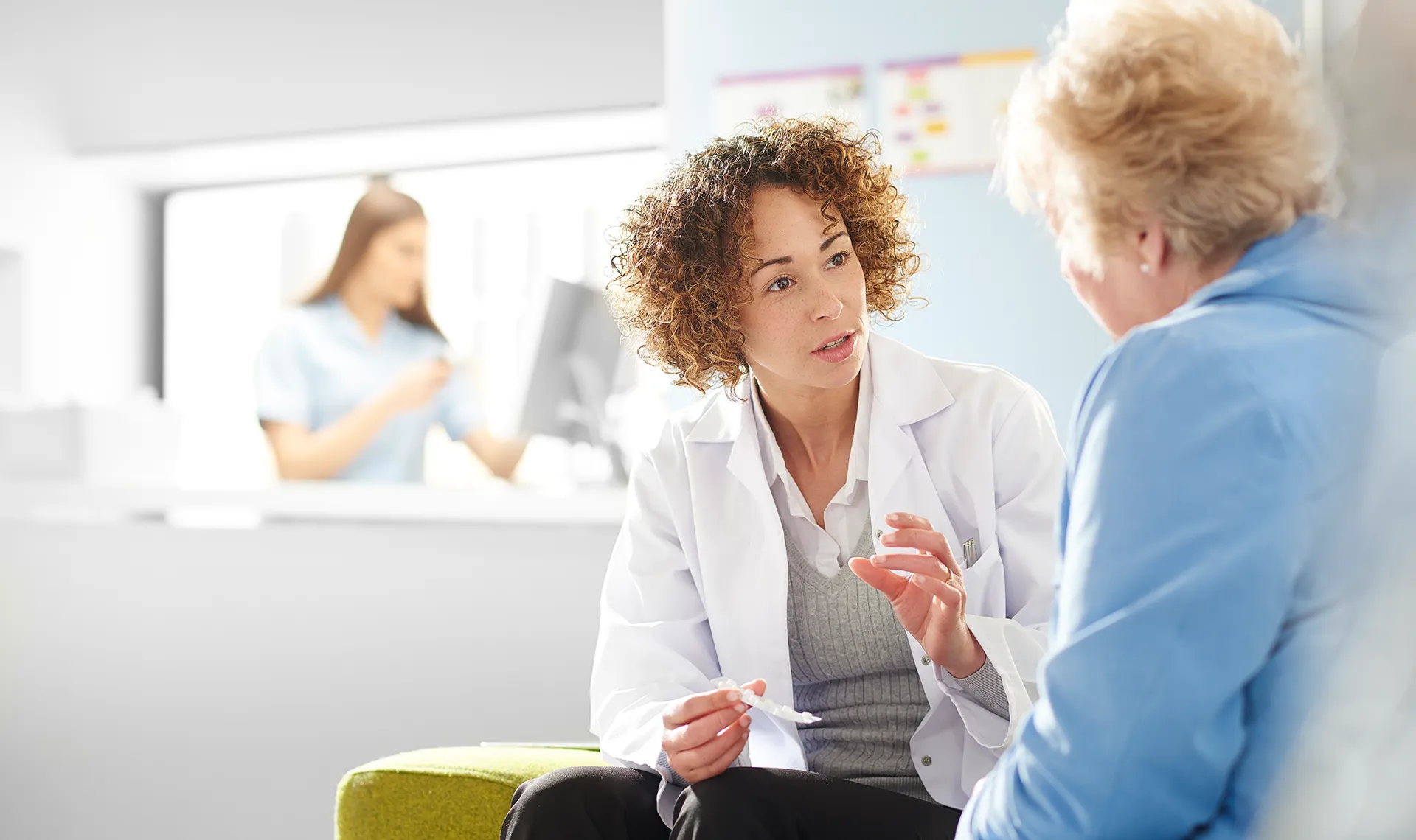 &Auml;rztliche Betreuung im Reha-Zentrum Gro&szlig;gmain &ndash; &Auml;rztin im Gespr&auml;ch mit Patientin