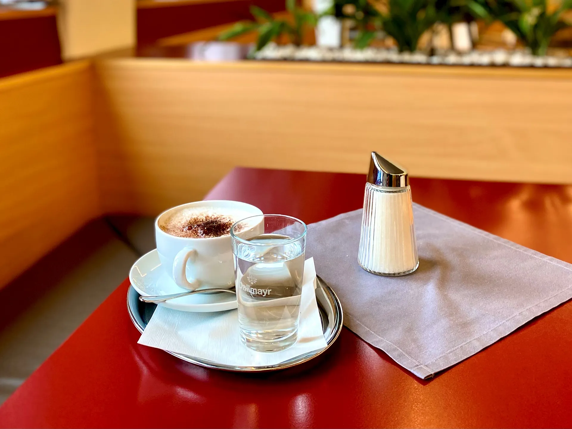 Helle Cafeteria mit roten Tischen, Kaffee, Zucker